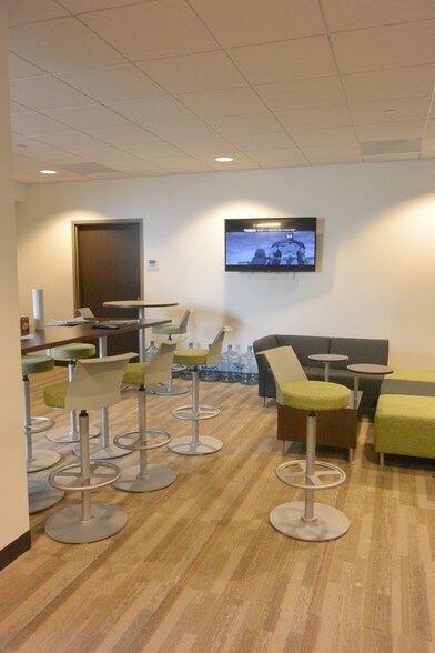 More Photos Of 2500 Crosspark Rd, Coralville Flex For Lease