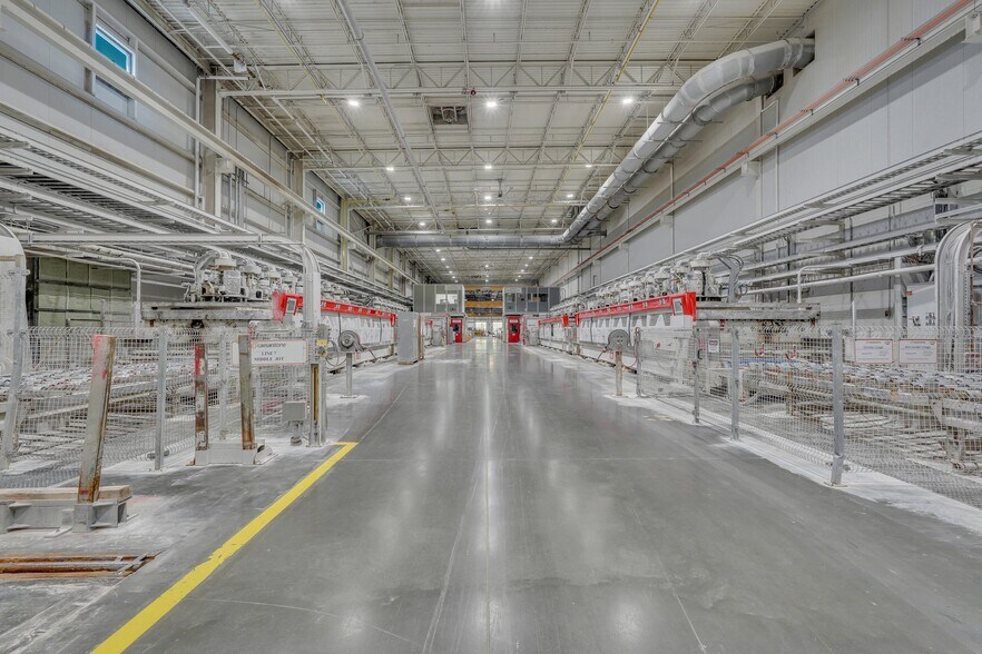 More Photos Of 1 Ceasarstone Dr, Richmond Hill Manufacturing For Sale