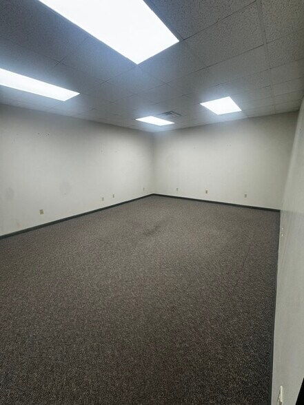More Photos Of 107 Corporate Park East Dr, Lagrange Warehouse For Lease