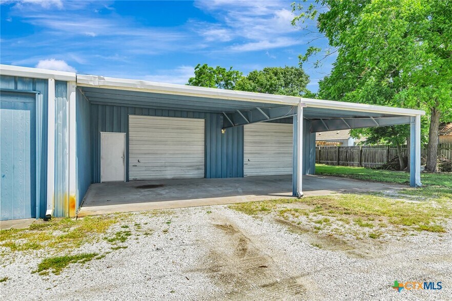 More Photos Of 306 N Wells St, Edna Office For Sale