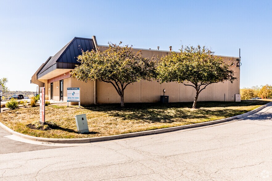 More Photos Of 1134-1150 W Cambridge Circle Dr, Kansas City Light Distribution For Lease