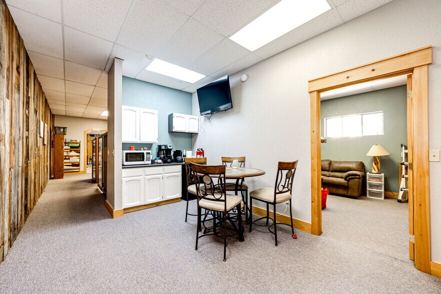 More Photos Of 228 Comanche St, Kiowa Office For Sale