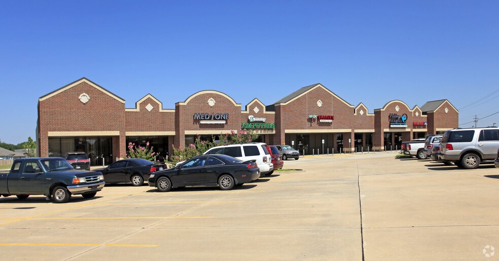 More Photos Of 701-877 S Mustang Rd, Yukon Unknown For Lease