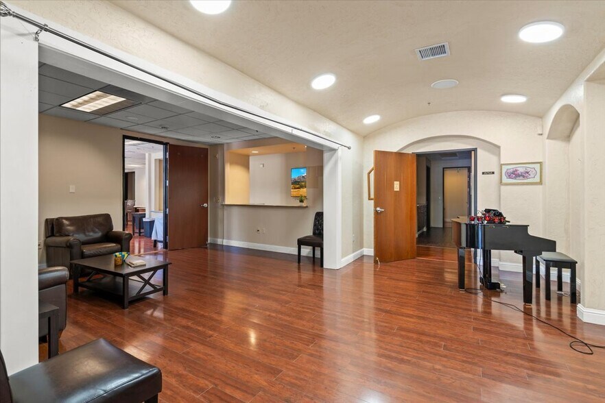 More Photos Of 10 Harris Ct, Monterey Medical For Sale