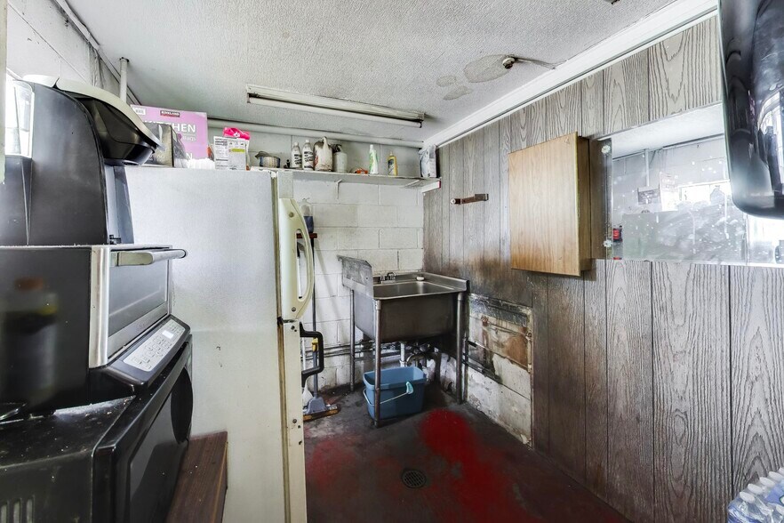 More Photos Of 325 W Roosevelt Rd, Villa Park Auto Repair For Sale