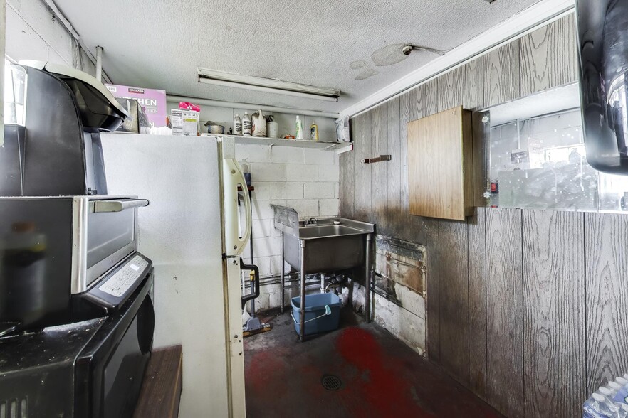 More Photos Of 325 W Roosevelt Rd, Villa Park Auto Repair For Sale