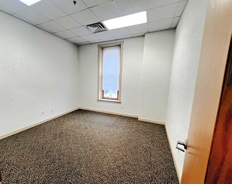 More Photos Of 604 Lafayette St, Waterloo Office For Sale