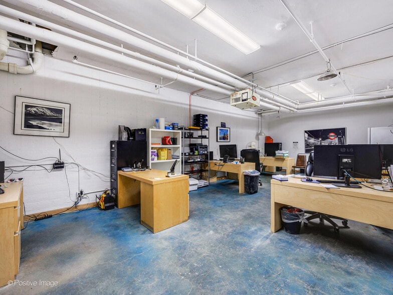 More Photos Of 3045-3047 N Lincoln Ave, Chicago Loft Creative Space For Lease