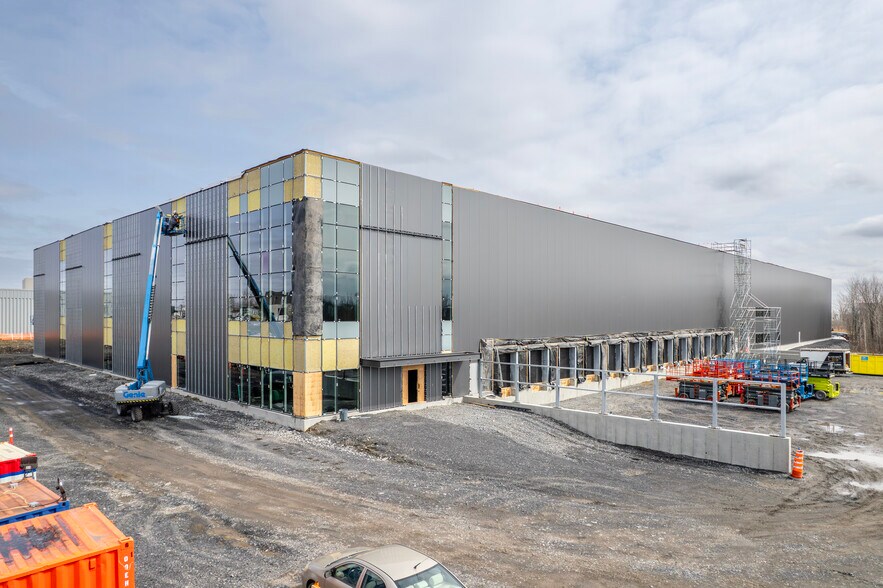 More Photos Of 350 Rue Hans-Zimmerman, Châteauguay Distribution For Lease