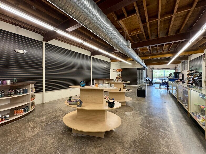 More Photos Of 186 Coxe Ave, Asheville Showroom For Lease