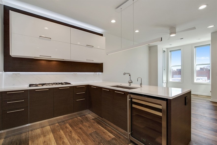 More Photos Of 1420 W Fulton St, Chicago Apartments For Sale