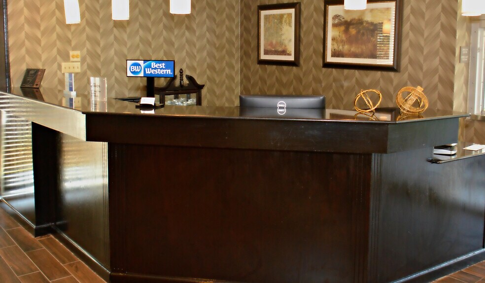 More Photos Of 810 Veterans Blvd, Del Rio Hotel For Sale