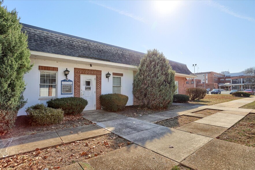 More Photos Of 1784 4th Ave, York Office For Sale