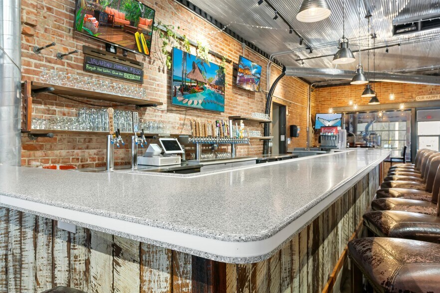 More Photos Of 451 S Thompson Ave, Excelsior Springs Bar For Sale
