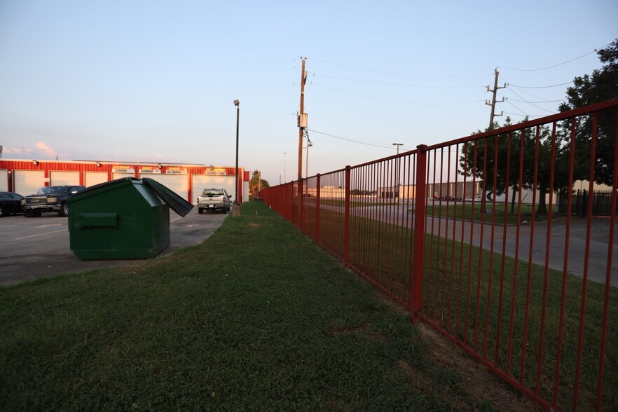 More Photos Of 101 Wells Fargo Dr, Houston Auto Repair For Sale