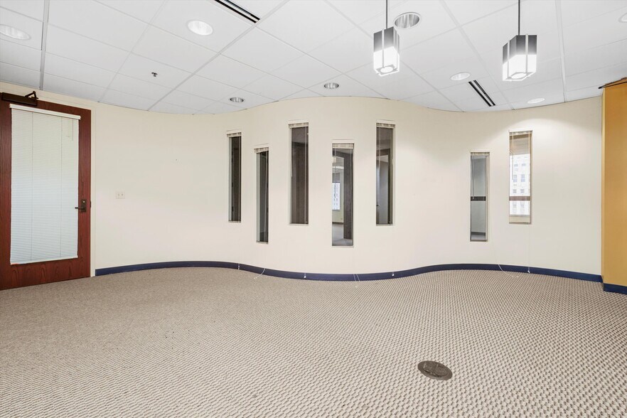 More Photos Of 211 W Wacker Dr, Chicago Office For Sale