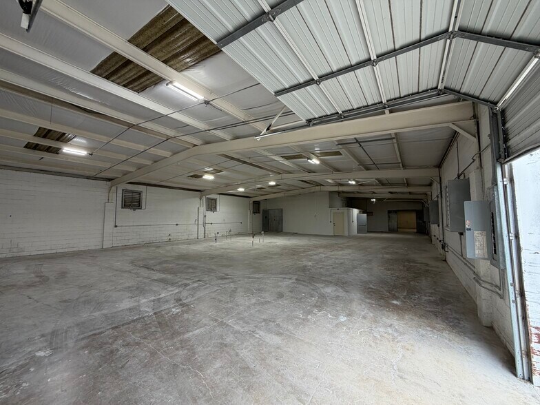 More Photos Of 1111 Paulsun St, San Antonio Light Manufacturing For Lease