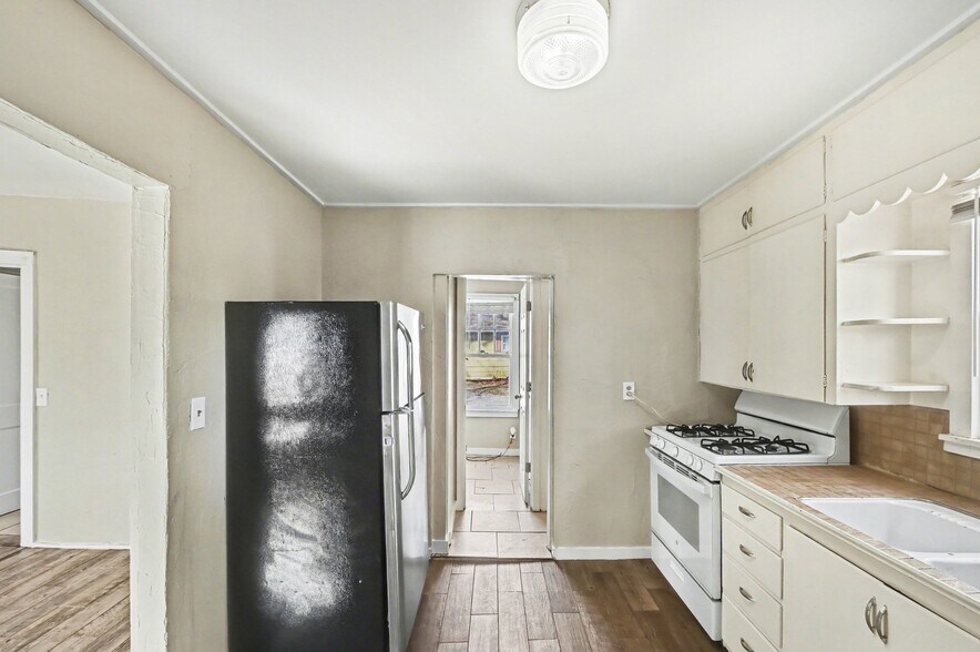 More Photos Of 308 Chestnut St, Silver Lake Apartments For Sale