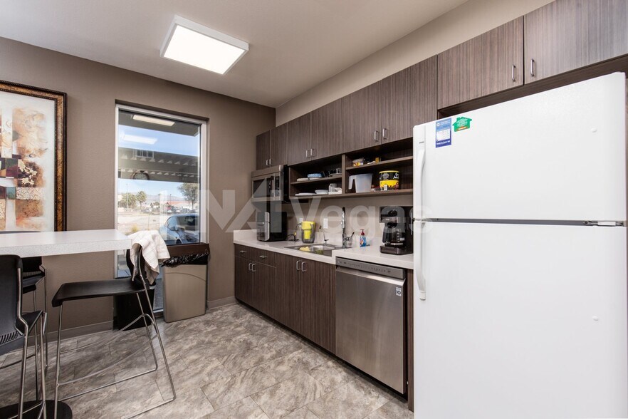 More Photos Of 2645 W Cheyenne Ave, North Las Vegas Research And Development For Sale
