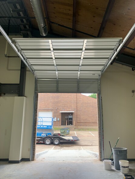 Primary Photo Of 817 Greenview Dr, Grand Prairie Showroom For Lease