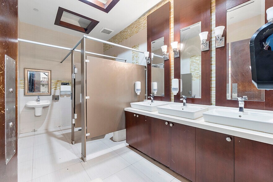 More Photos Of 401 W Atlantic Ave, Delray Beach Storefront Retail Office For Lease