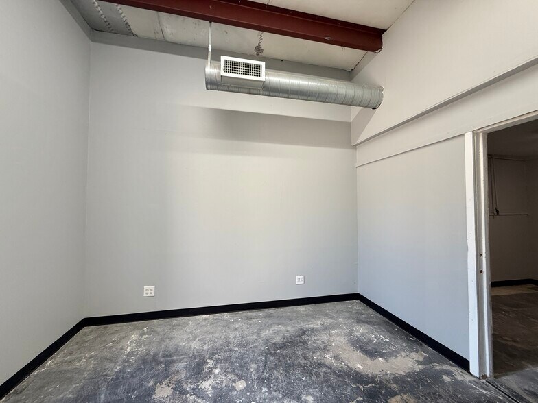 More Photos Of 2013 Blalock Rd, Houston Warehouse For Lease