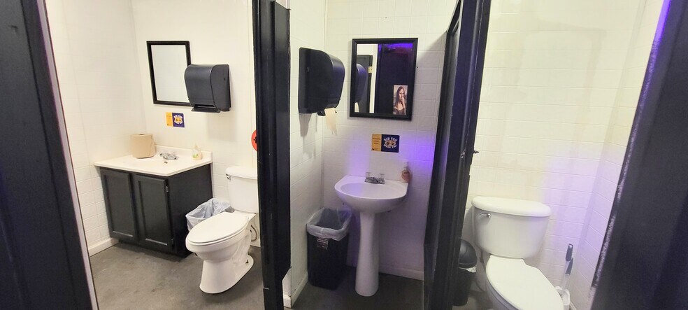 More Photos Of 118 E Jackson Ave, Iola General Retail For Sale