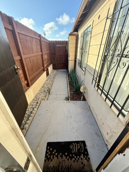More Photos Of 107 W Fairview Blvd, Inglewood Medical For Lease