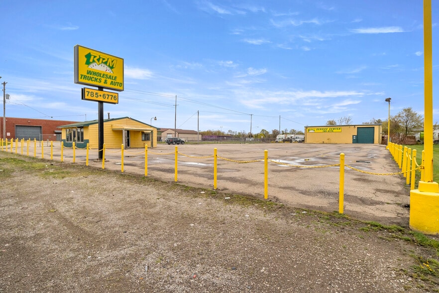 More Photos Of 6120 N Dort Hwy, Flint Service For Lease
