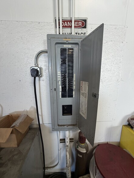 More Photos Of 14562 Manzanita Dr, Fontana Warehouse For Lease