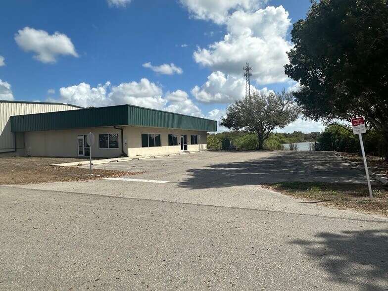 More Photos Of 7904 Interstate Ct, North Fort Myers Warehouse For Lease