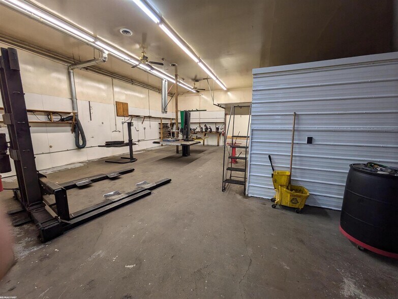 More Photos Of 35850 Utica Rd, Clinton Township General Retail For Sale