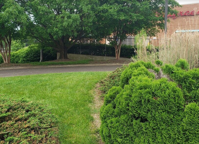 More Photos Of 3484 Robinhood Rd, Winston-Salem Freestanding For Sale