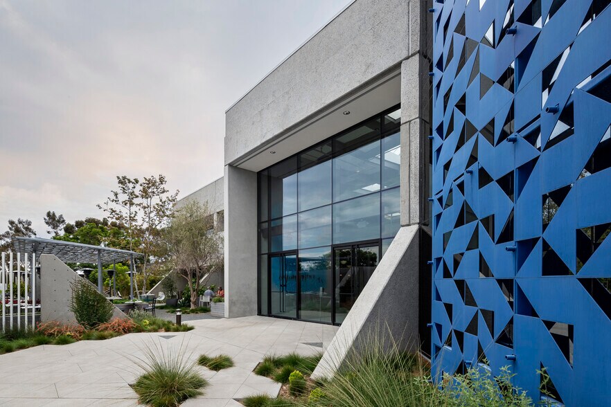 More Photos Of 2051 Palomar Airport Rd, Carlsbad Research And Development For Lease