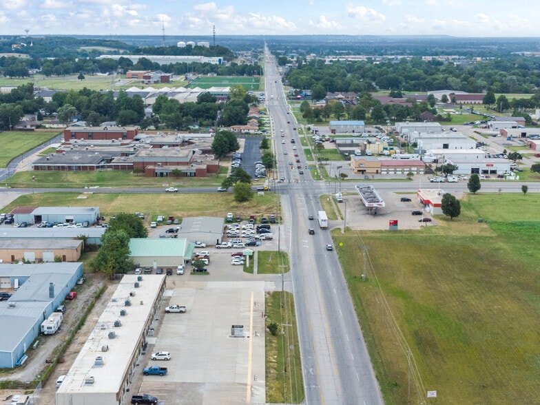 More Photos Of 800-804 S 9th St, Broken Arrow Unknown For Lease