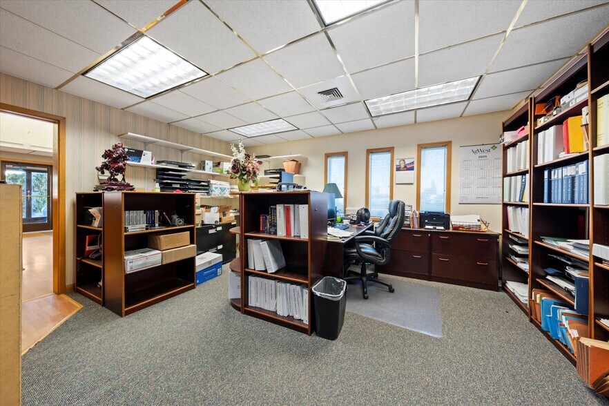More Photos Of 100 E Broadway Ave, Moses Lake Office For Sale