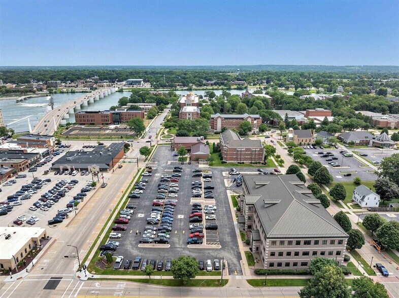 More Photos Of 325 Reid St, De Pere Office For Lease