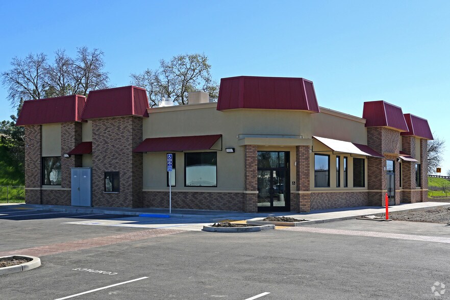 More Photos Of 1490 E Main St, Woodland Freestanding For Lease