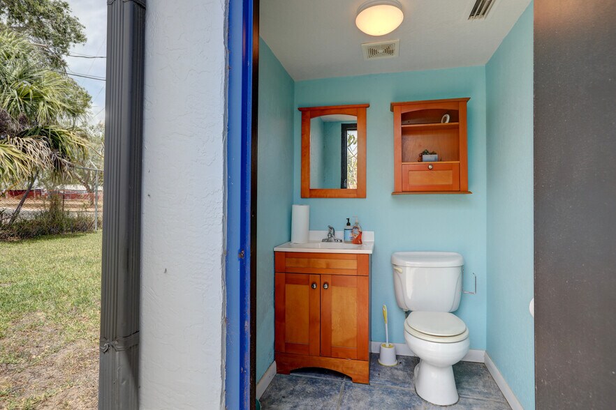 More Photos Of 6820 Woodmere Rd, Sebastian Light Distribution For Sale