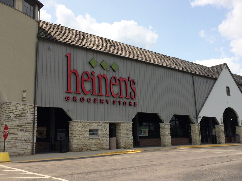 More Photos Of 2501-2585 Waukegan Rd, Bannockburn Unknown For Lease