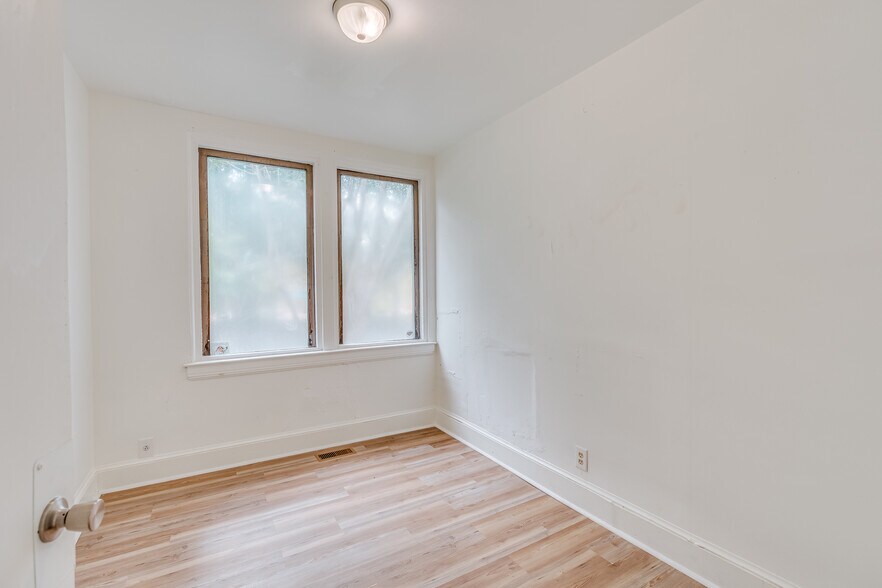 More Photos Of 1401 Spring Hill Ave, Mobile Medical For Sale