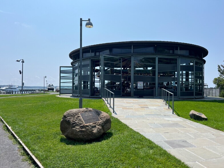 More Photos Of 110 Front St, Greenport Freestanding For Lease