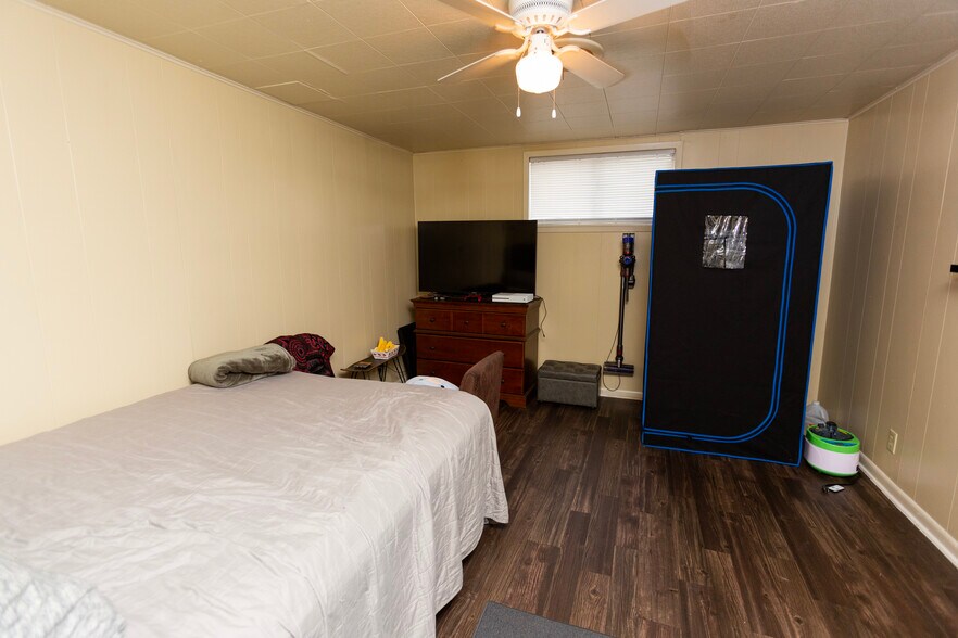 More Photos Of 415 N Main St, Belton General Retail For Sale