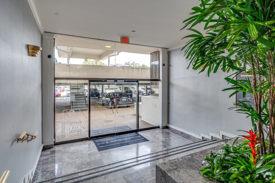 More Photos Of 9800 Northwest Fwy, Houston Office For Lease