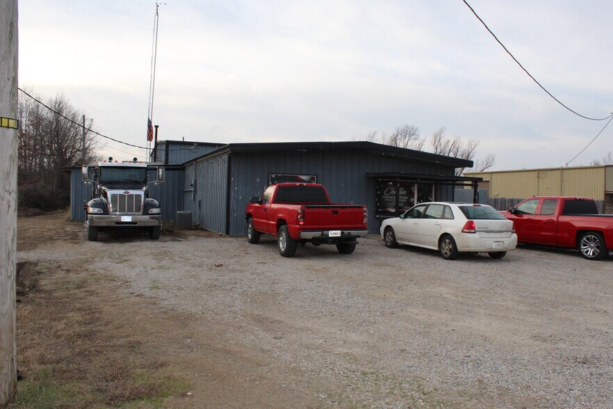 More Photos Of 1401 Black River Industrial Park Rd, Poplar Bluff Flex For Sale