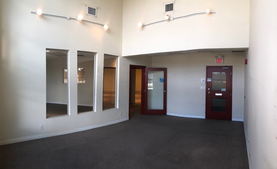 More Photos Of 3242 Westwood St, Port Coquitlam Storefront Retail Office For Lease
