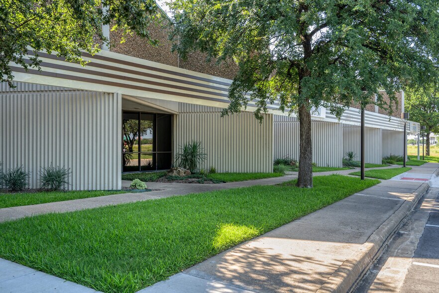 More Photos Of 8302-8328 Sterling St, Irving Showroom For Lease
