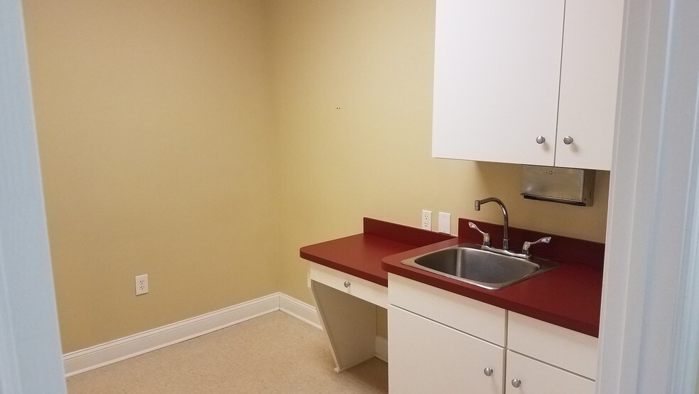 More Photos Of 172 Linden Dr, Winchester Office For Sale