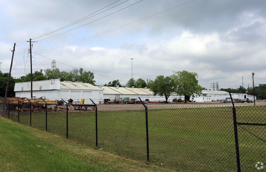 More Photos Of 6011-6019 Gold St, Houston Warehouse For Sale