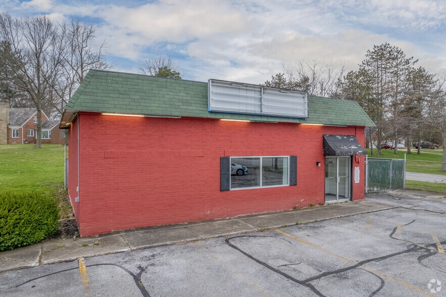 Primary Photo Of 30791 Lorain Rd, North Olmsted Freestanding For Sale